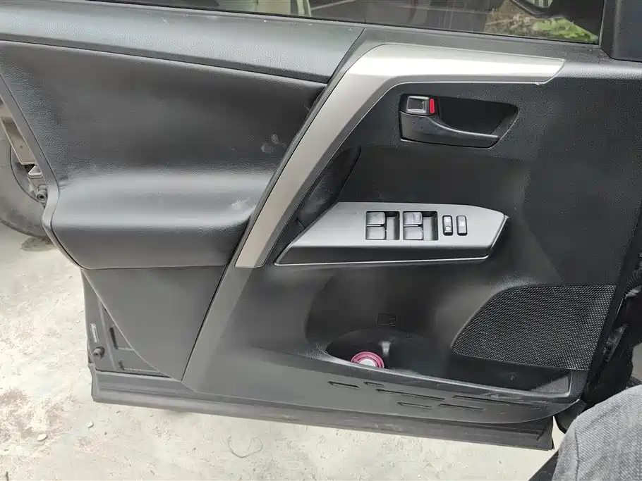 Toyota RAV4 Rongfang 2016 2.0L CVT 2WD Trend (China V) фото 7
