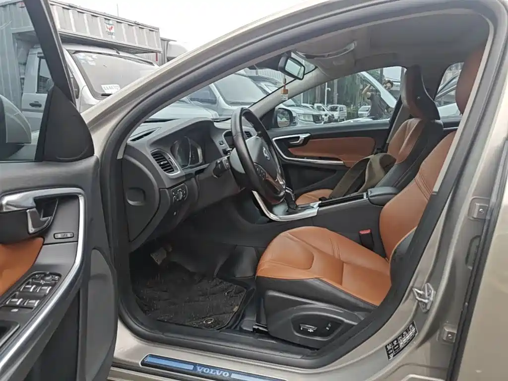 Фото 15 - Volvo S60