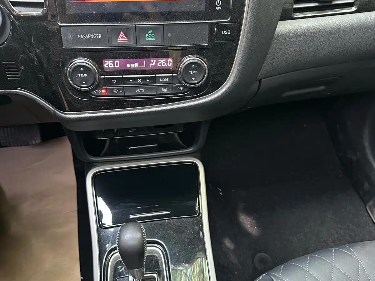 Mitsubishi Outlander 2021 2.4L 4WD Premium Edition 5-seater фото 21
