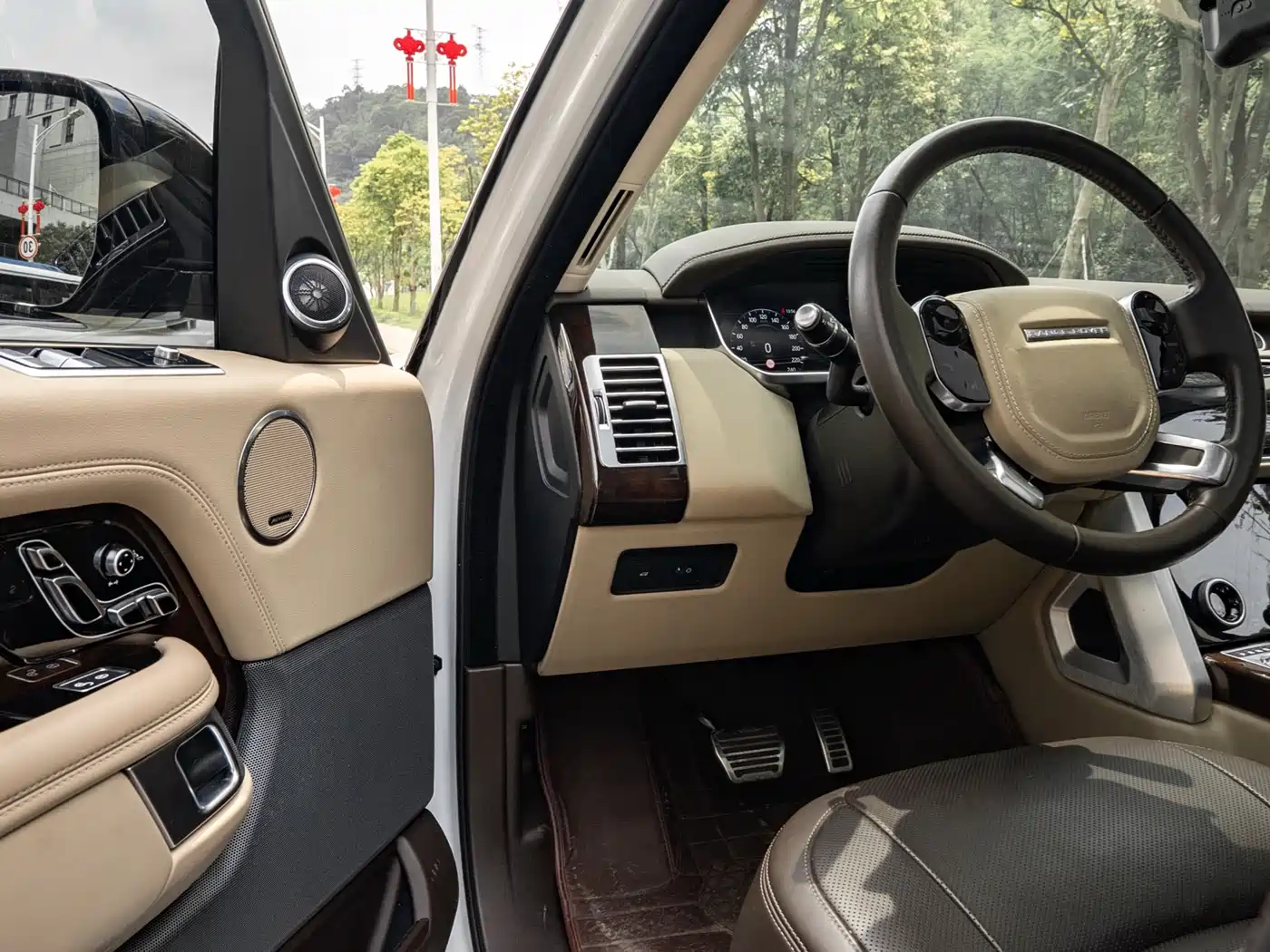 Land Rover Range Rover 2021 3.0 L6 Heritage Extended Classic Edition фото 13