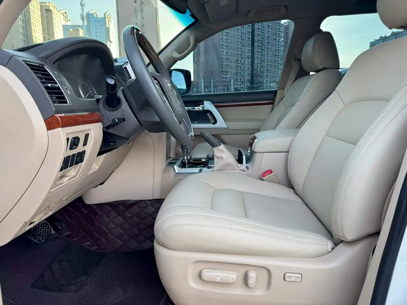 Toyota Land Cruiser 2012 4.0L Automatic VX фото 4