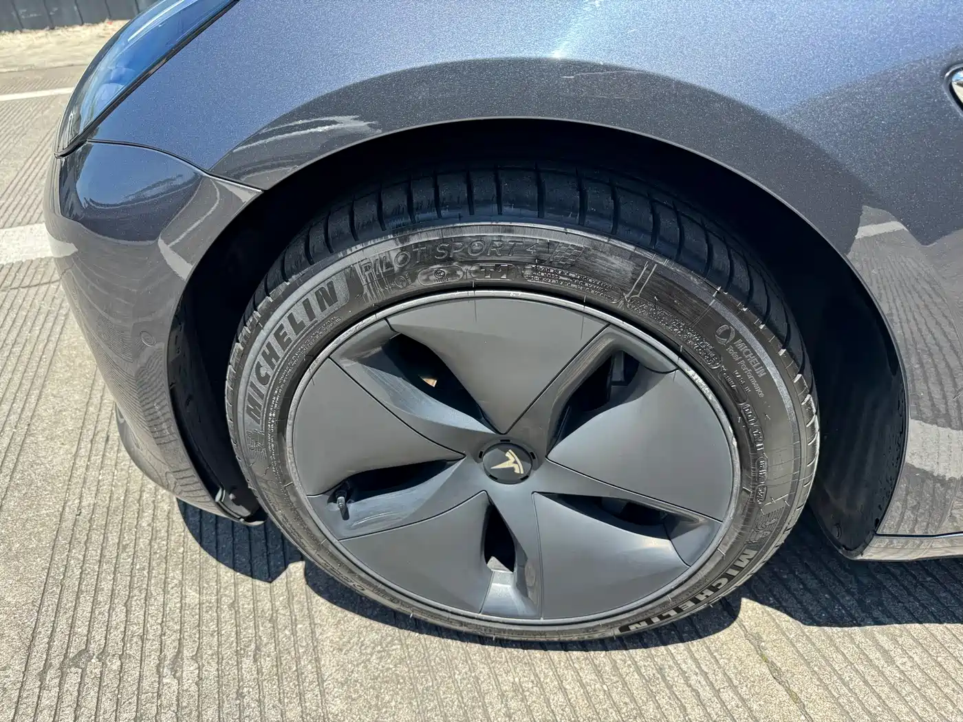 TESLA MODEL 3
