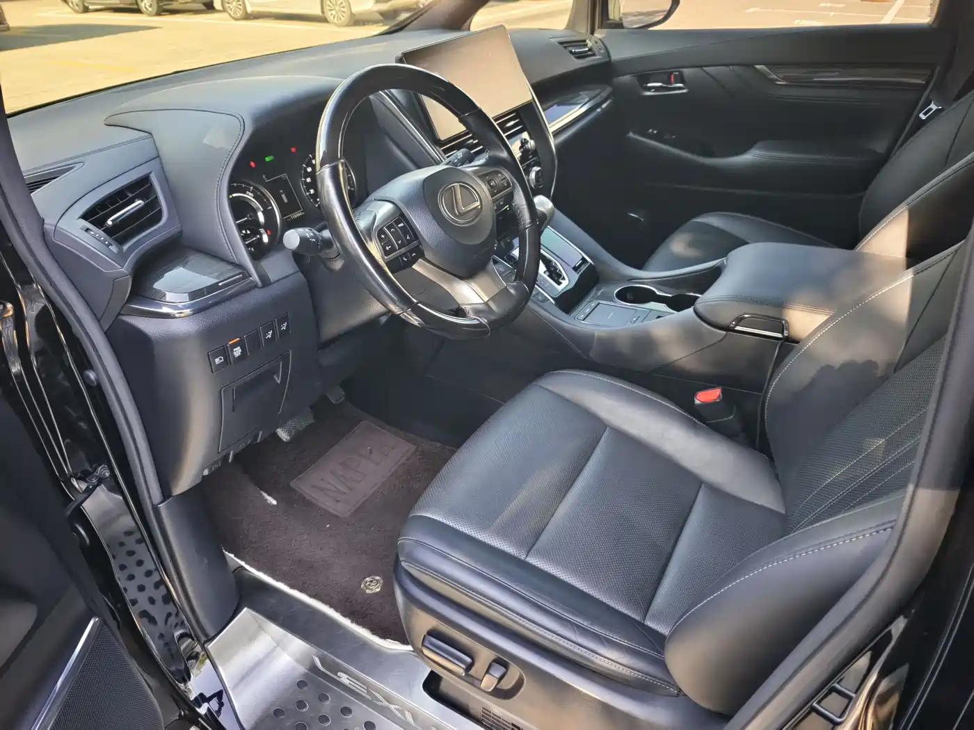 Lexus LM 2020 300h 4-Seat Imperial Edition фото 10