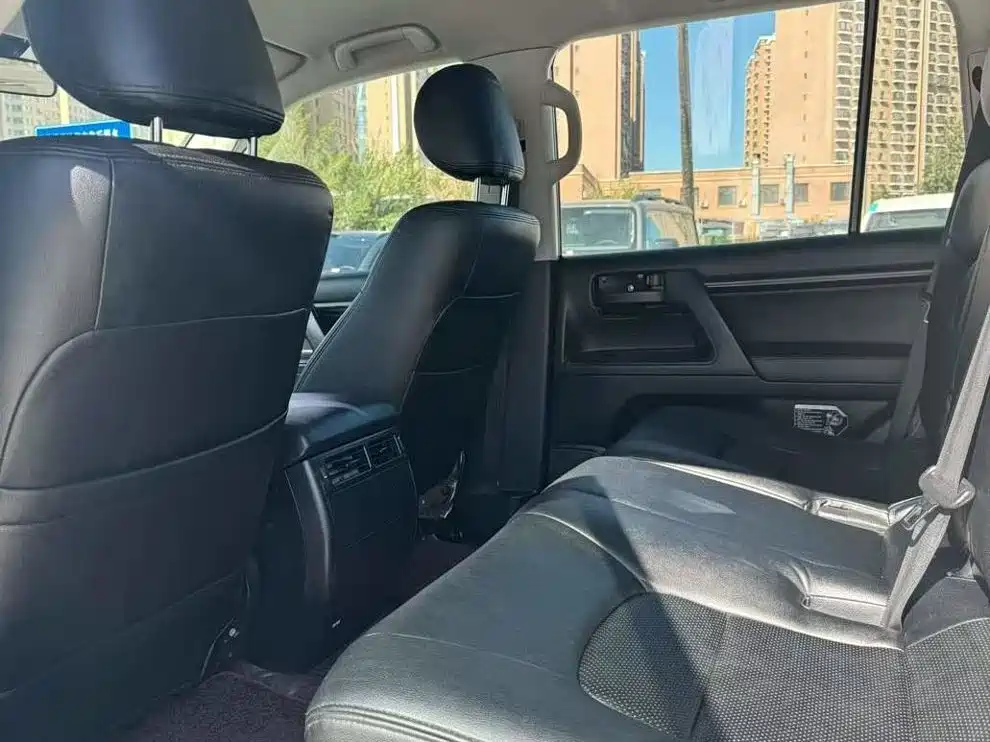 Toyota Land Cruiser (Import) 2015 4.0L V6 Middle East Low Configuration Edition фото 6