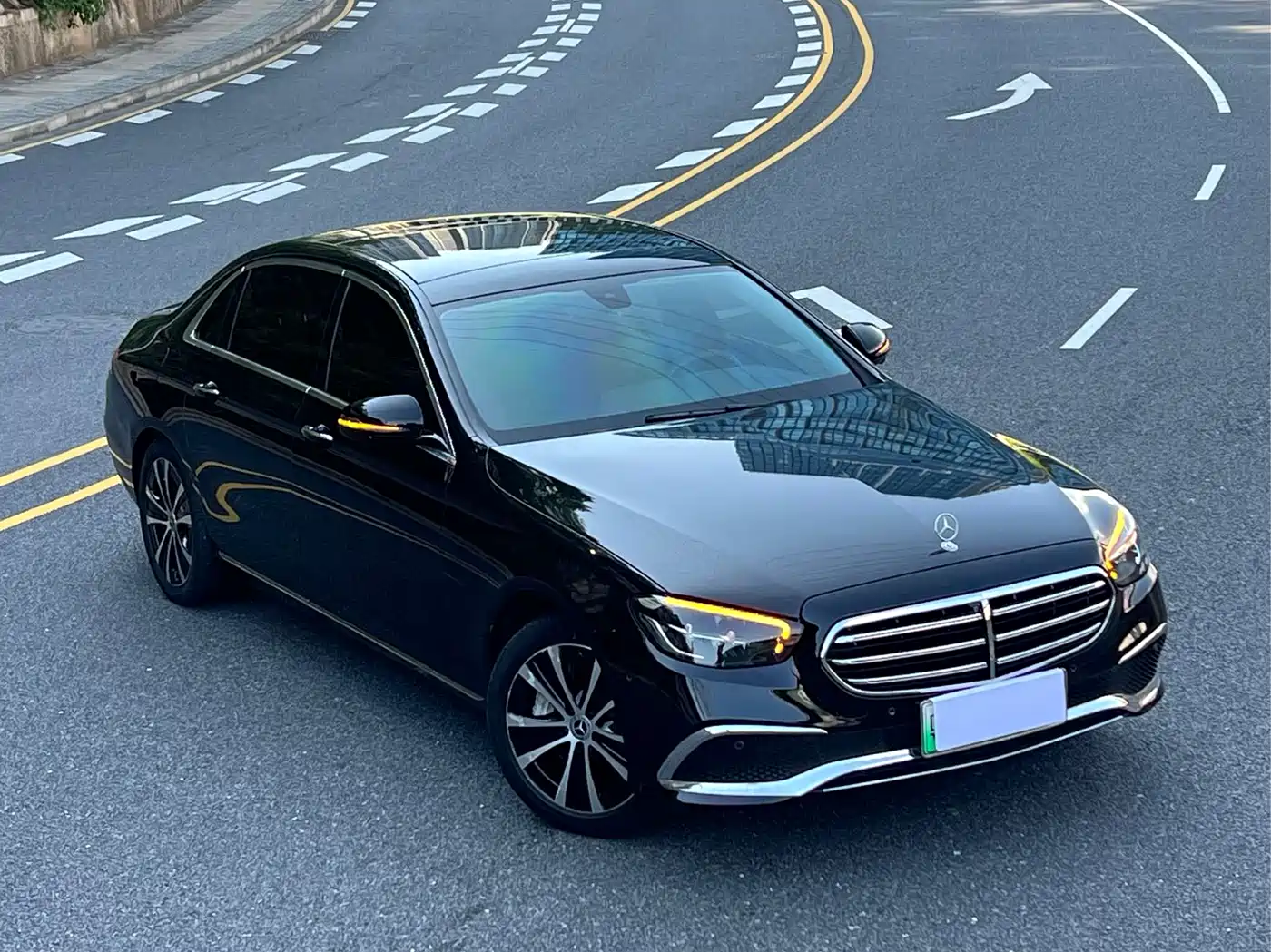 Mercedes-Benz E-Class New Energy 2022 E 350 e L Plug-in Hybrid Sedan фото 2