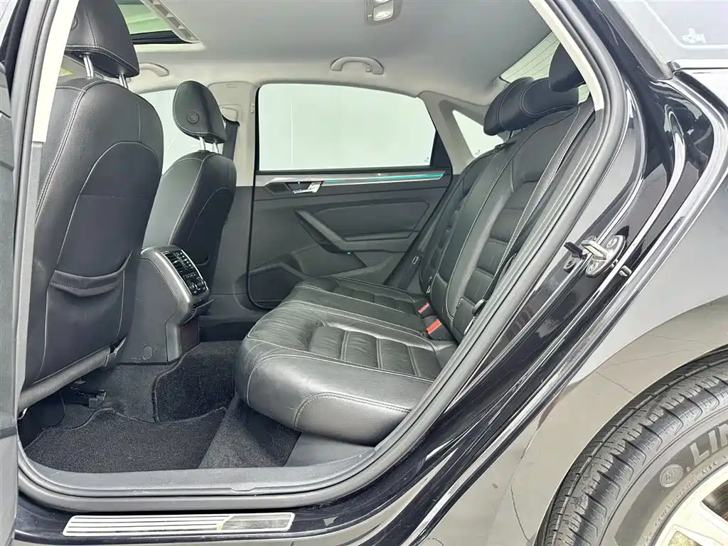Volkswagen Passat 2017 330TSI DSG Prestige фото 7