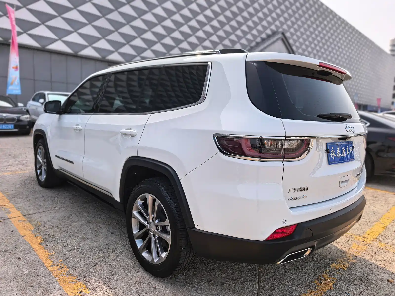 Photo 6 - Jeep Grand Commander