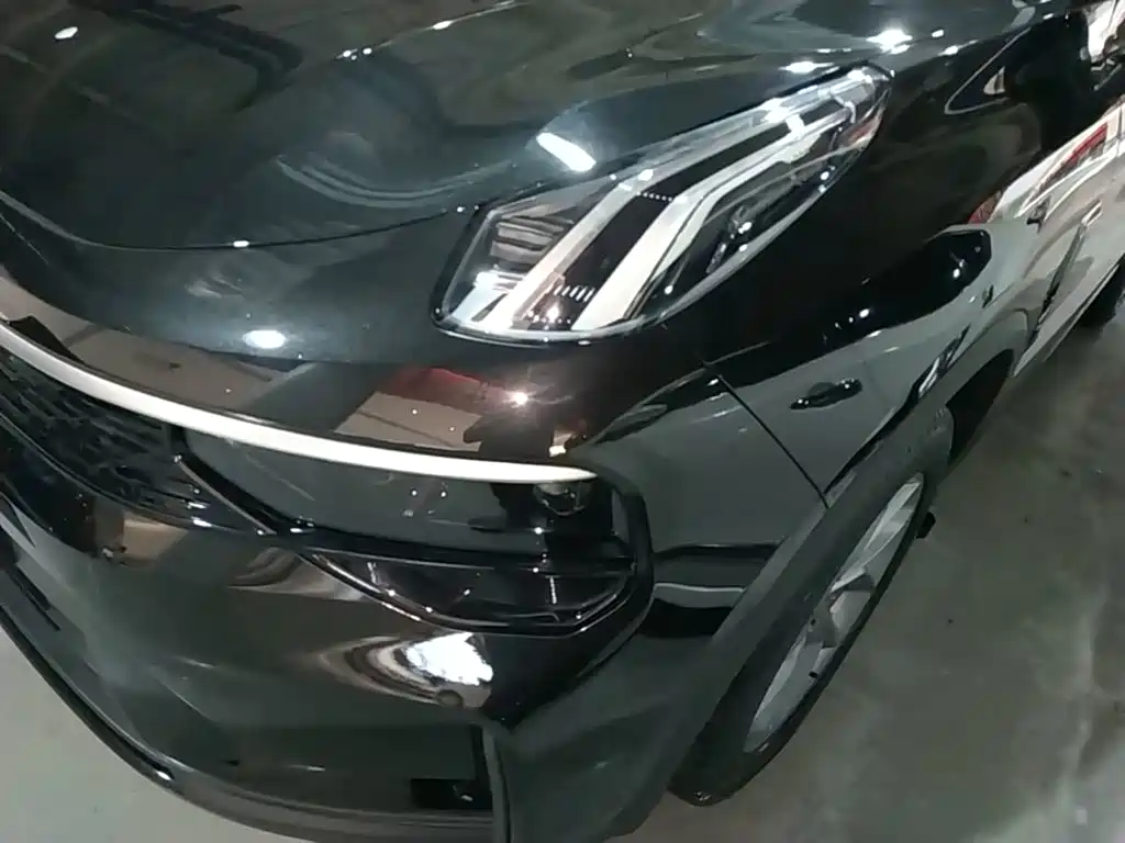صورة 24 - Lynk & Co 01