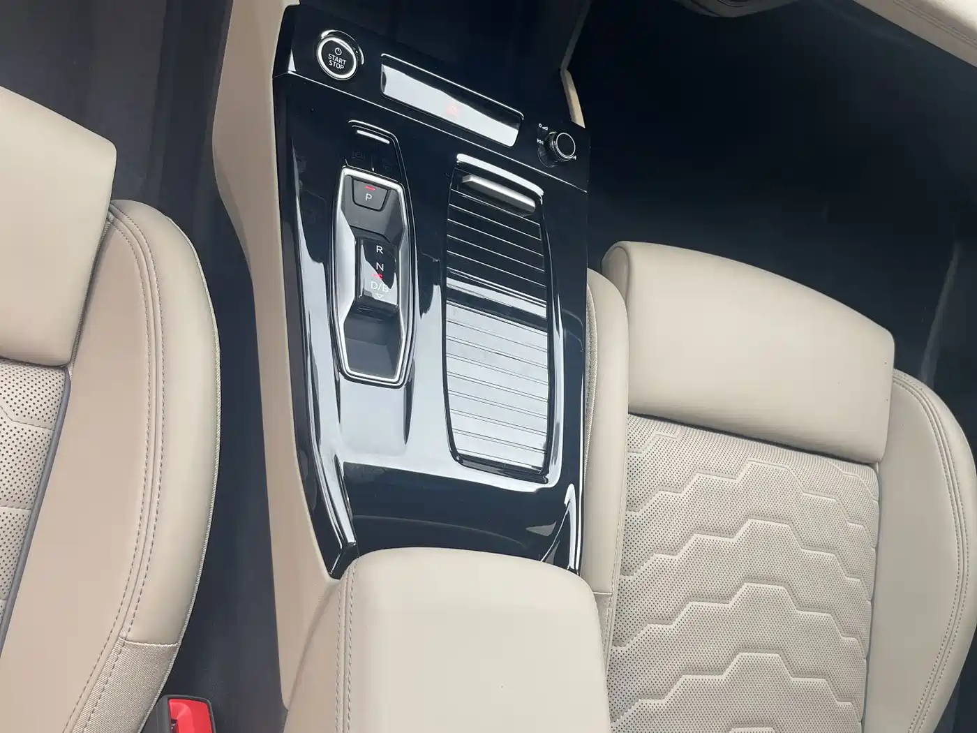 Photo 7 - Audi Q6L e-tron