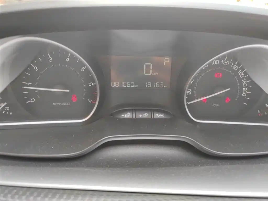 Peugeot 2008 2014 1.6L Automatic Fashion Edition фото 7