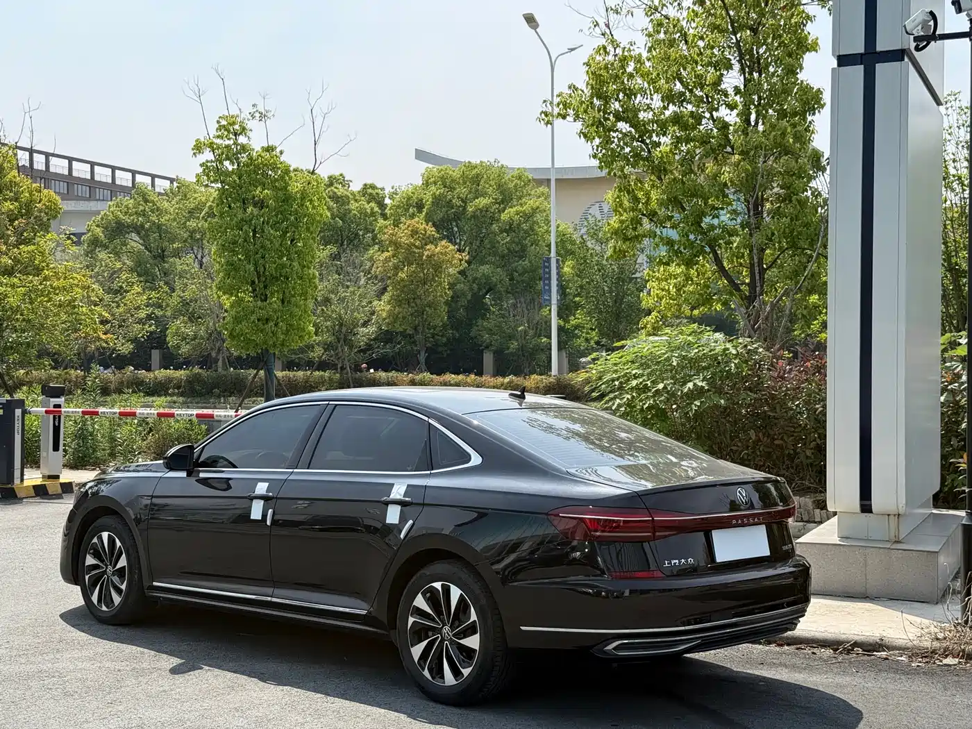 Volkswagen Passat 2022 330TSI Starlight Luxury Edition фото 3