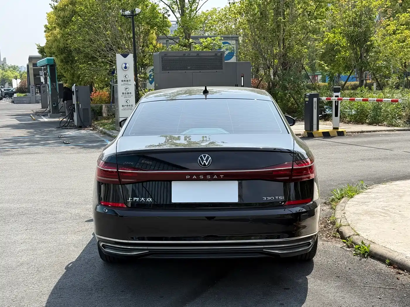 Volkswagen Passat 2022 330TSI Starlight Luxury Edition фото 4