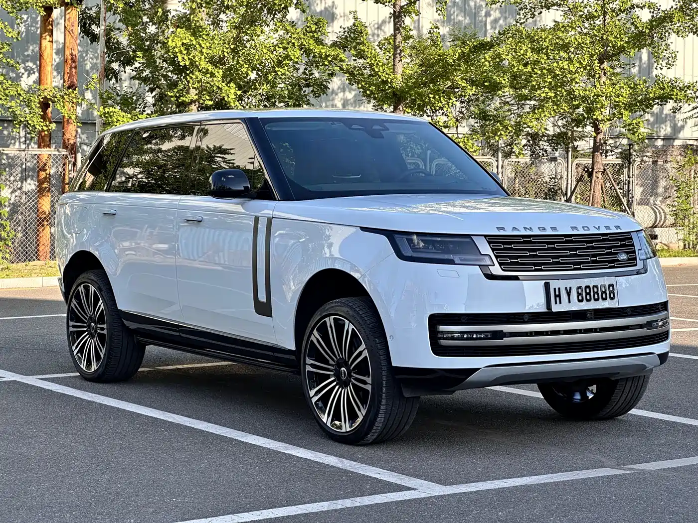 Land Rover Range Rover 2023 3.0 L6 400PS Golden Age Long Wheelbase фото 3