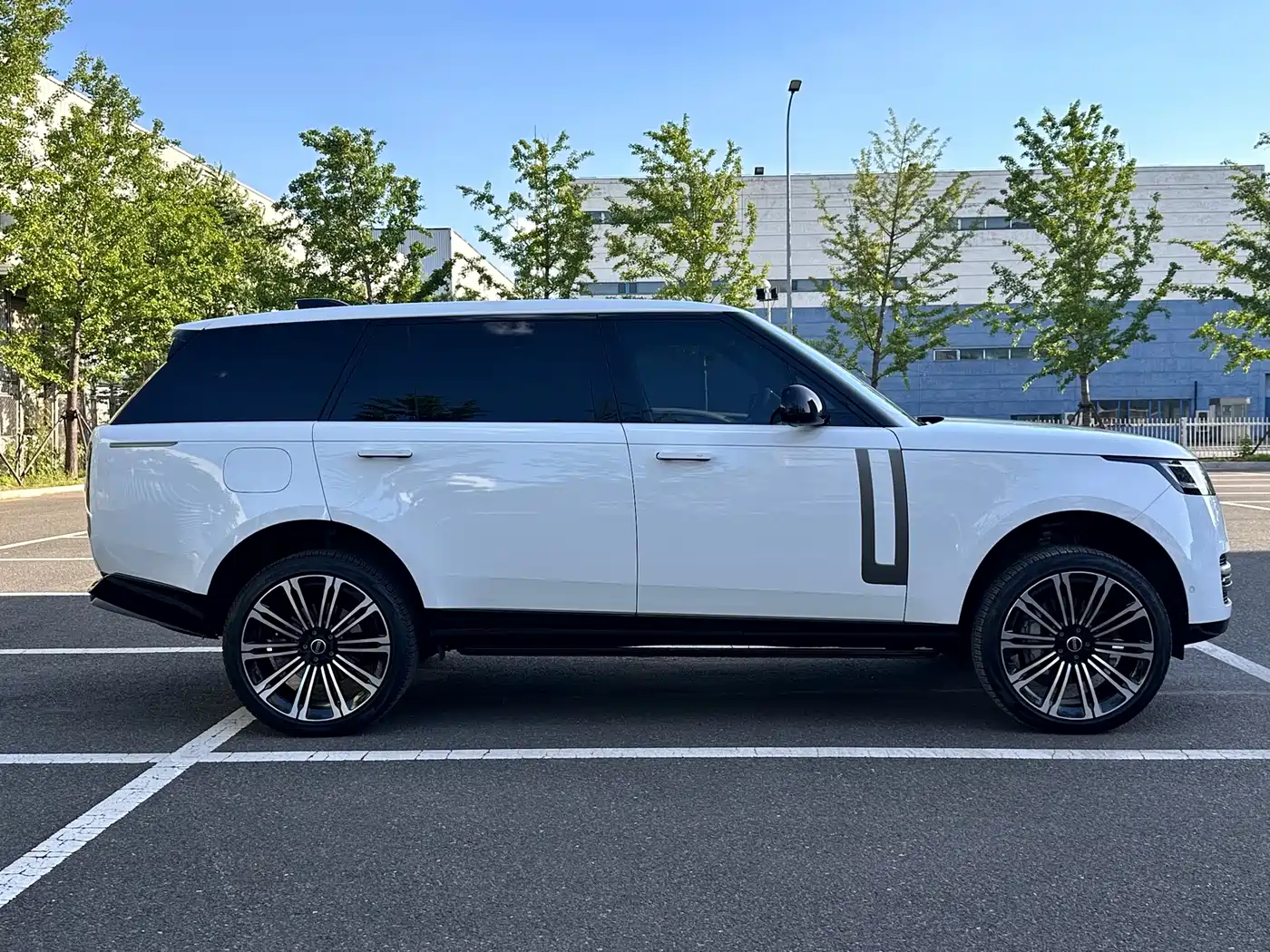 Land Rover Range Rover 2023 3.0 L6 400PS Golden Age Long Wheelbase фото 4