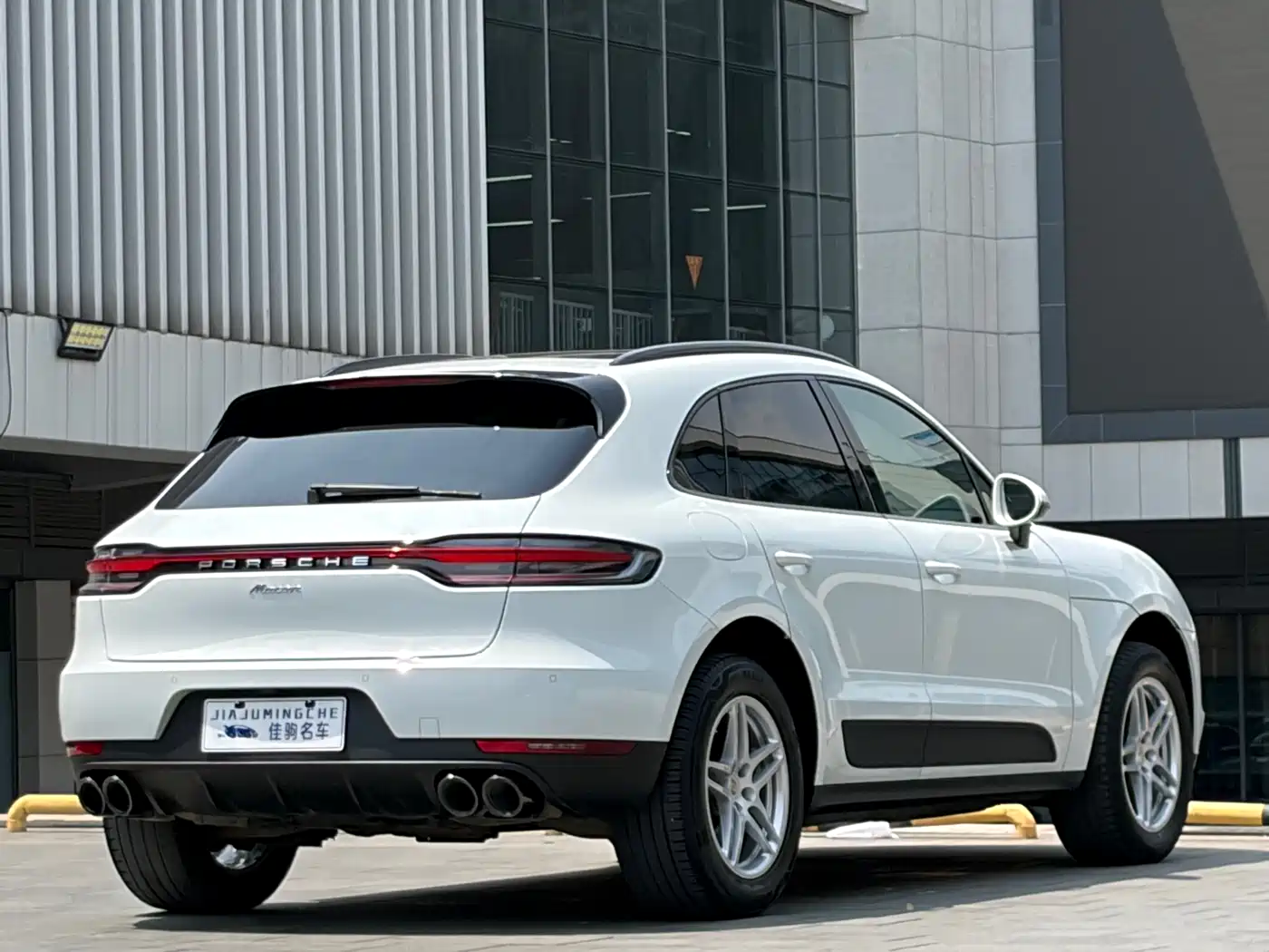 PORSCHE MACAN