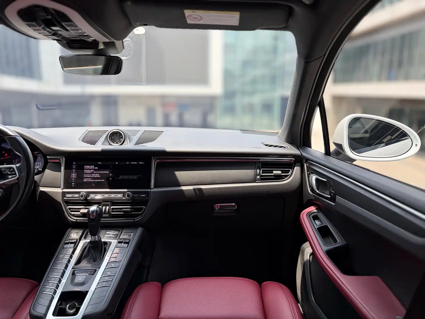 PORSCHE MACAN