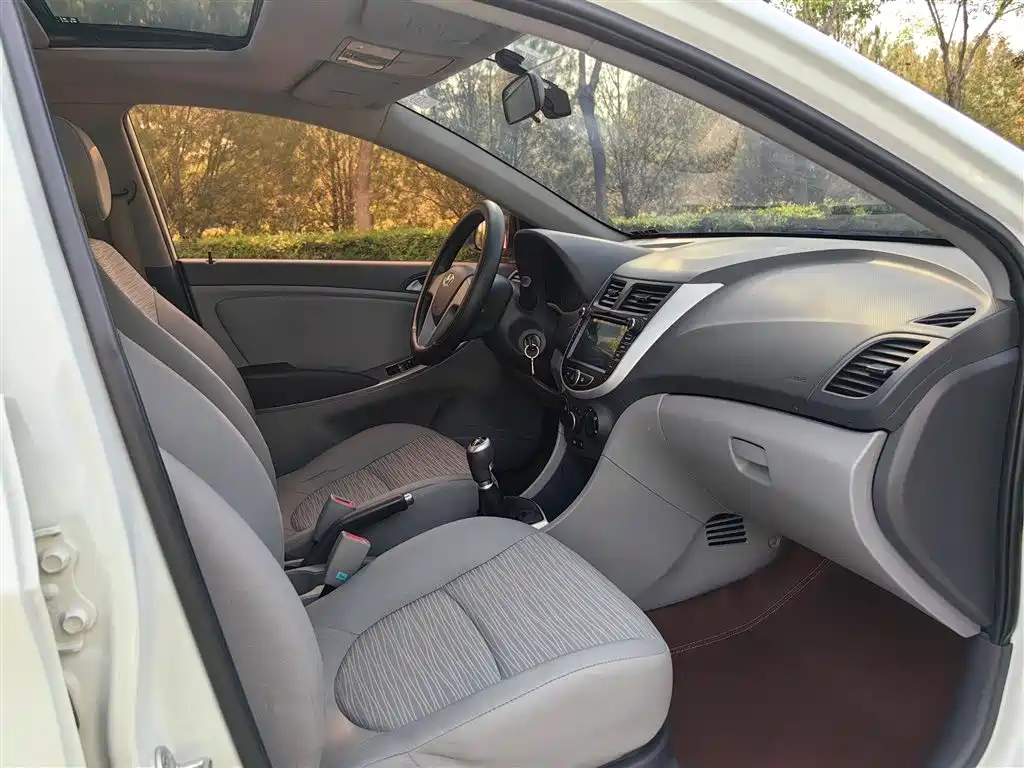 Hyundai Verna 2016 1.4L Manual Smart GLS фото 23
