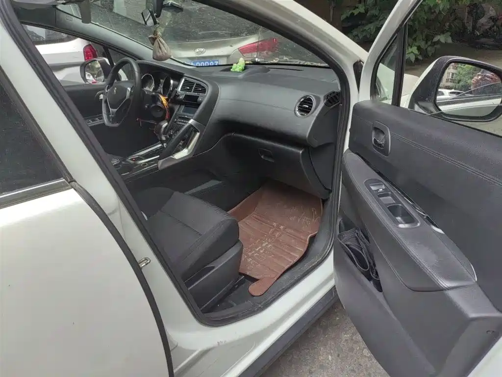 Peugeot 3008 2015 2.0L Automatic Classic Edition фото 21