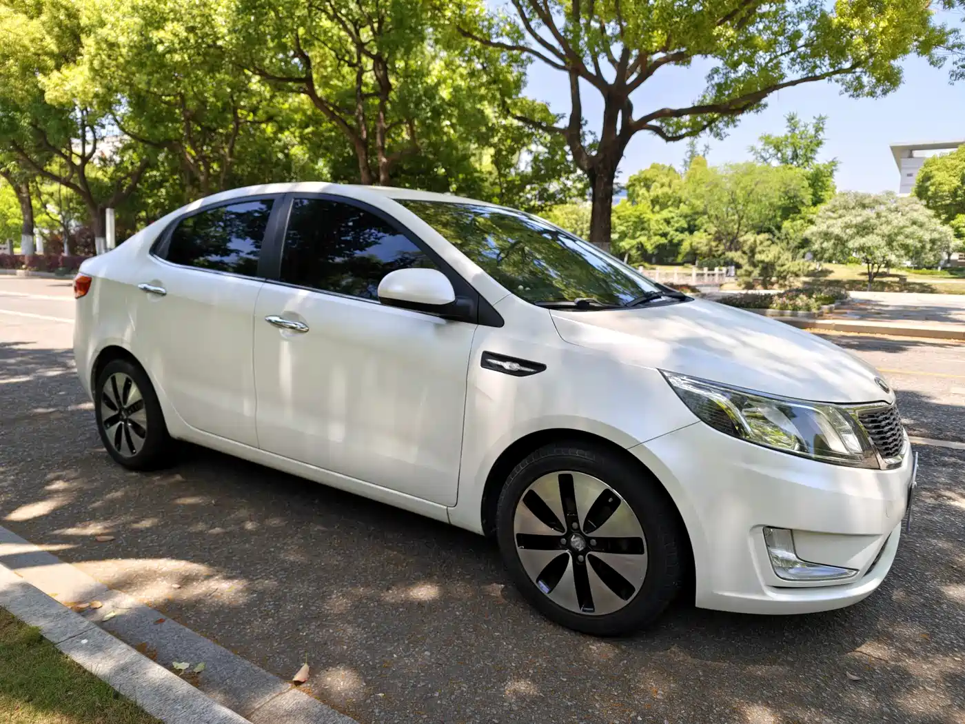 Kia K2 2012 Sedan 1.4L AT GLS Commemorative Edition фото 3