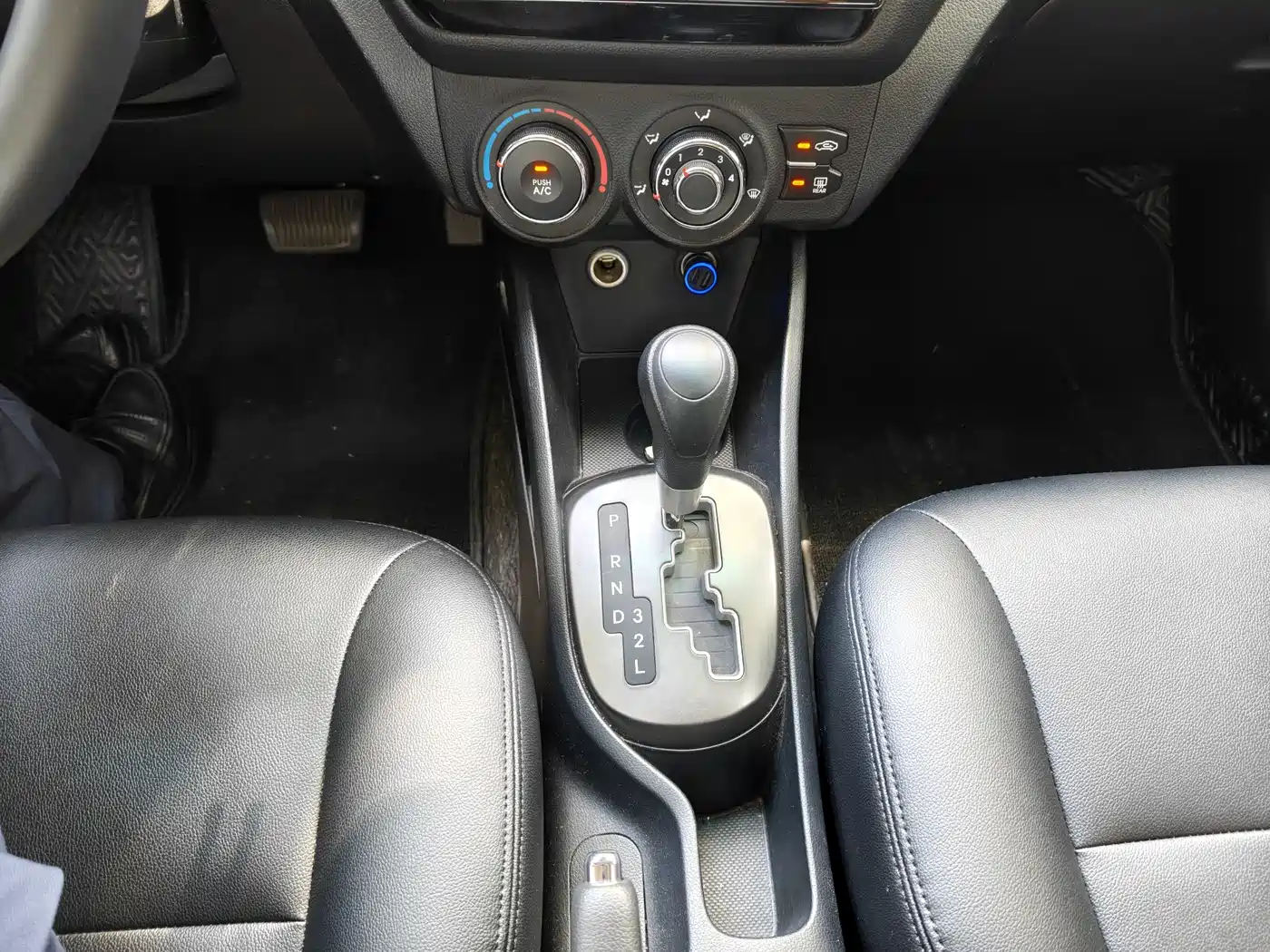 Kia K2 2012 Sedan 1.4L AT GLS Commemorative Edition фото 14
