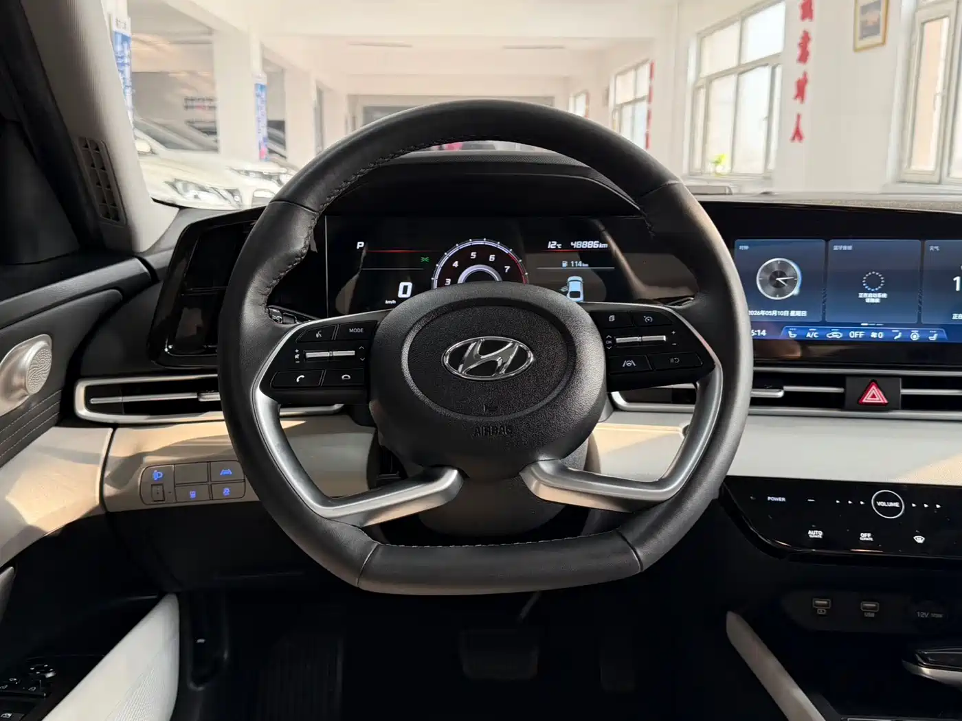 Hyundai Elantra 2022 1.5L CVT LUX Premium Edition фото 9