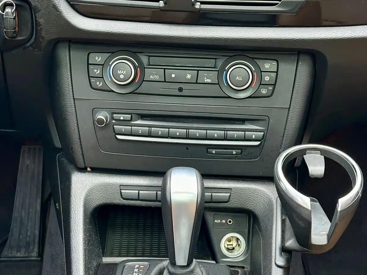 BMW X1 (Import) 2012 xDrive20i фото 14