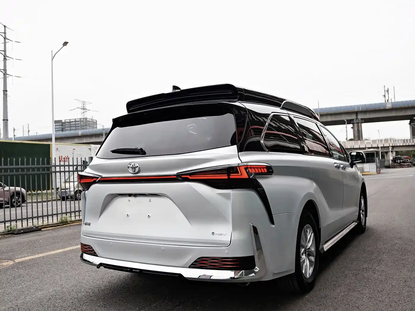 Toyota Granvia фото 4