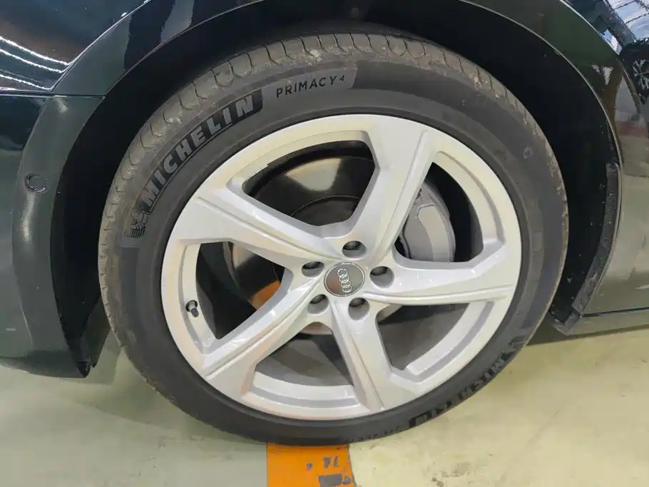 Фото 6 - Audi A6L