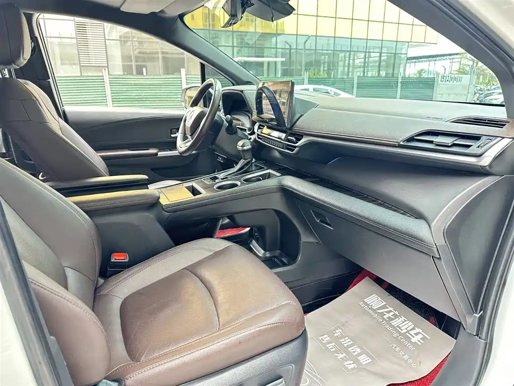 Toyota Sienna 2021 2.5L Hybrid Platinum Edition фото 13