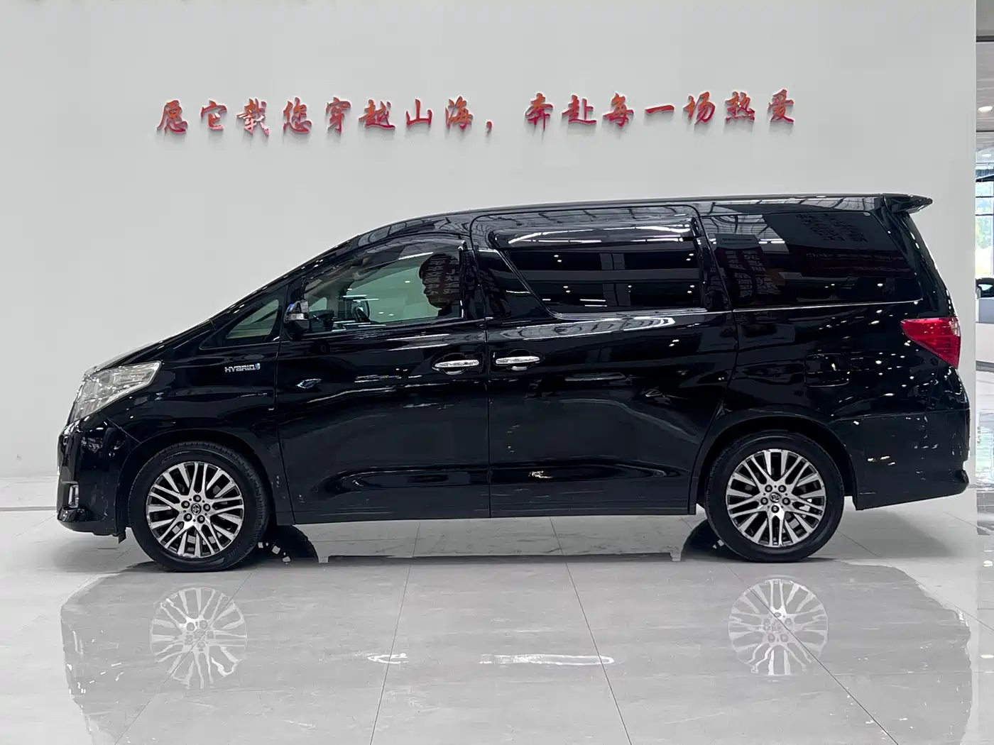 Photo 3 - Toyota Alphard