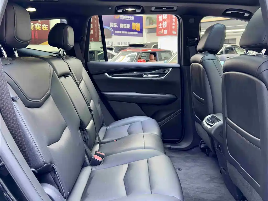 CADILLAC XT6
