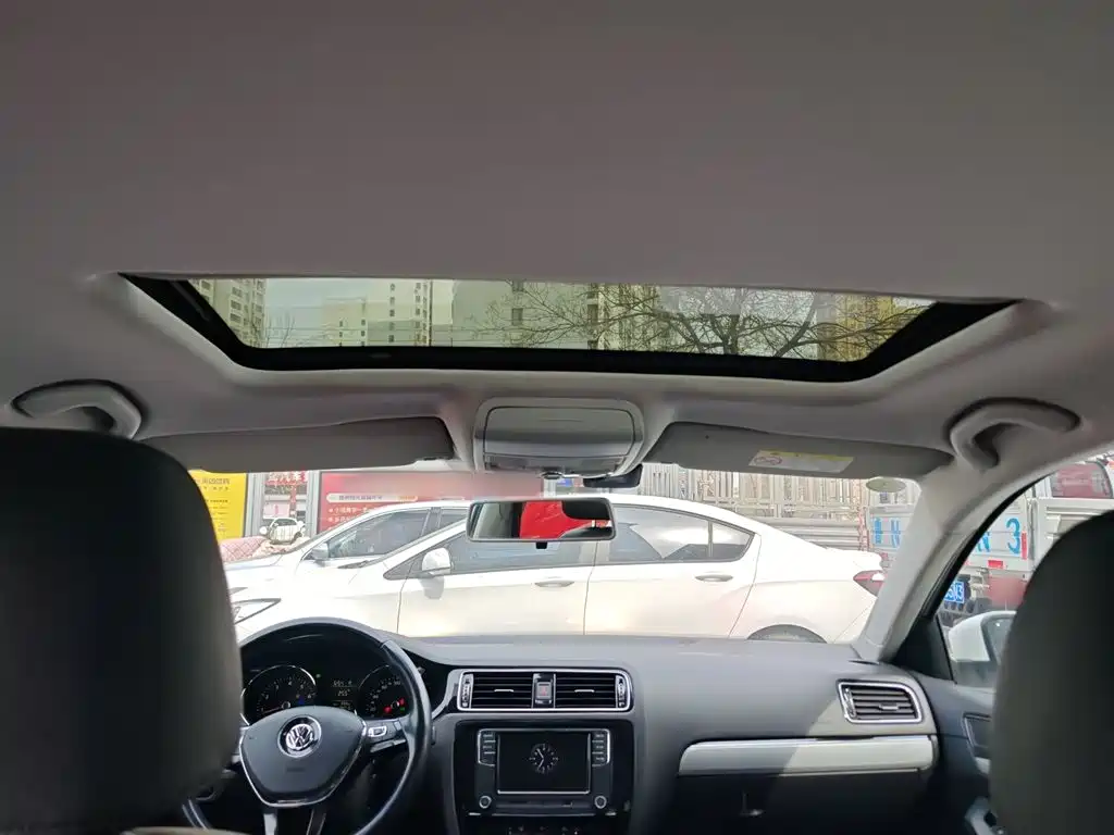 Volkswagen Sagitar 2017 1.6L Automatic Comfort фото 18