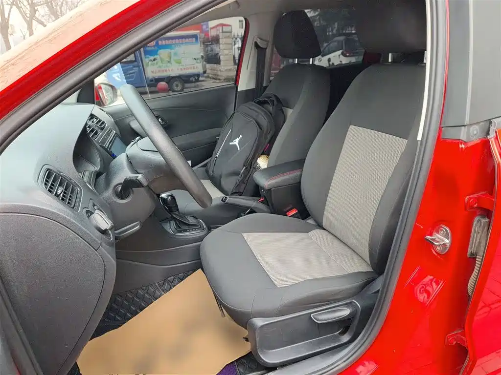 Volkswagen Polo 2016 1.4L Automatic Trend фото 15