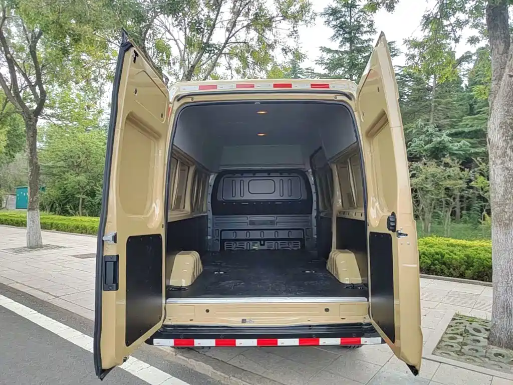 Jiangling JMC Fushun 2025 2025 Model 2.0T 8AT Diesel Medium Wheelbase Medium-High Roof Commercial Van 2/3 Seats