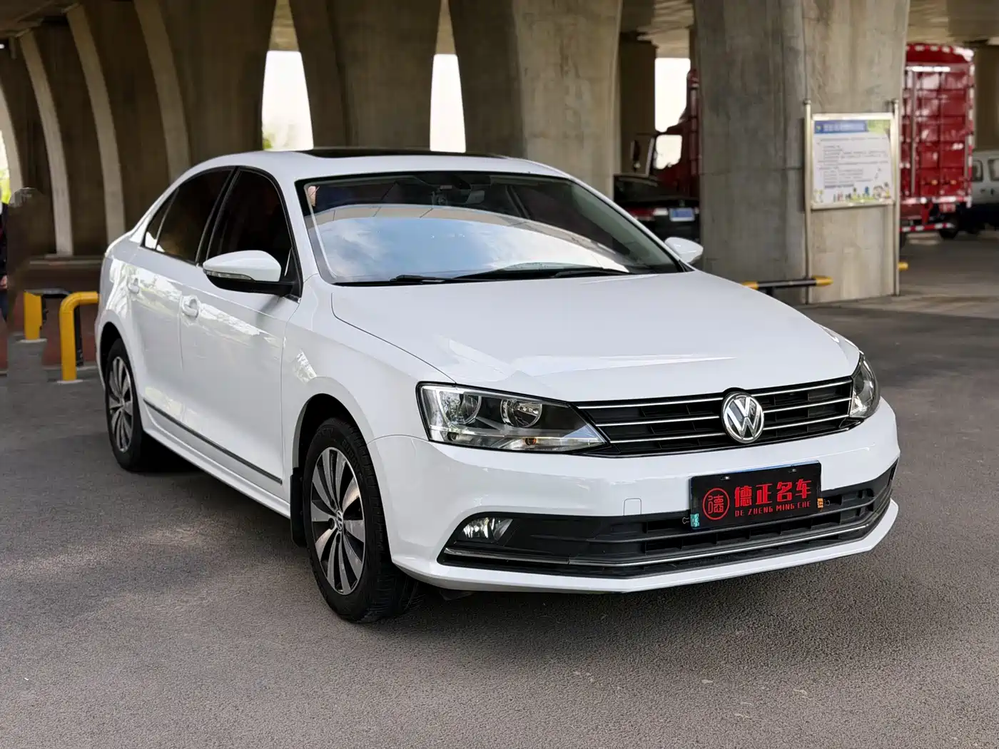 Volkswagen Sagitar 2018 1.6L Automatic Comfort фото 3