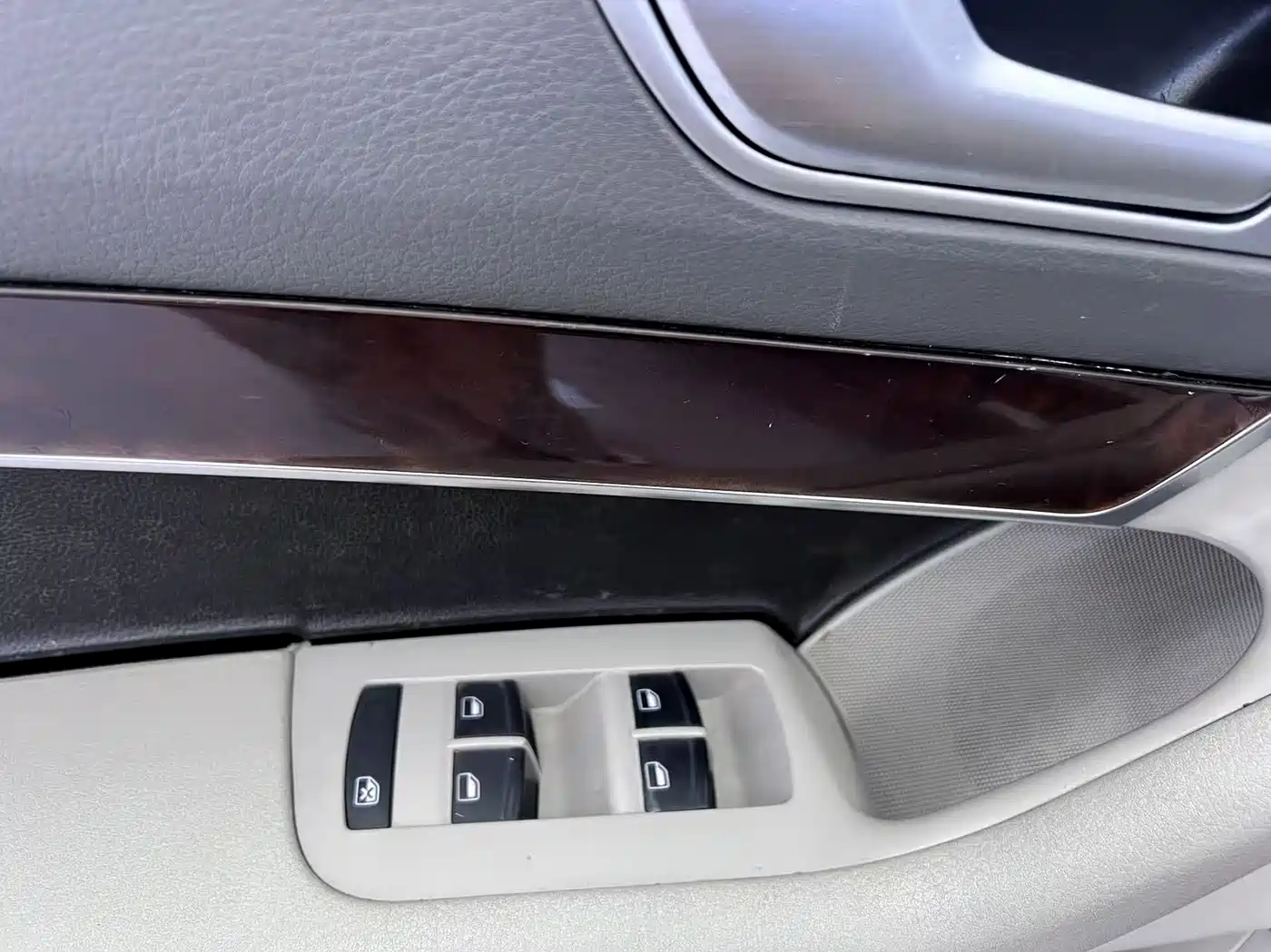 Audi A6L 2010 2.0 TFSI Automatic Standard фото 14