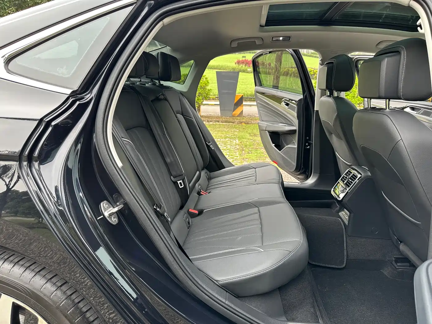 Volkswagen Passat 2024 380TSI Dragon Glory Edition фото 11