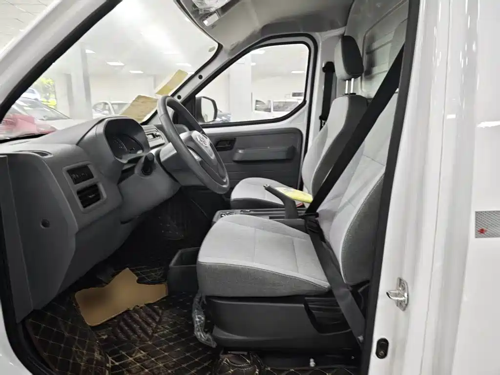 Wuling Motors Wuling Yangguang 2026 2024 300km Practical Enclosed Window Version 60kW