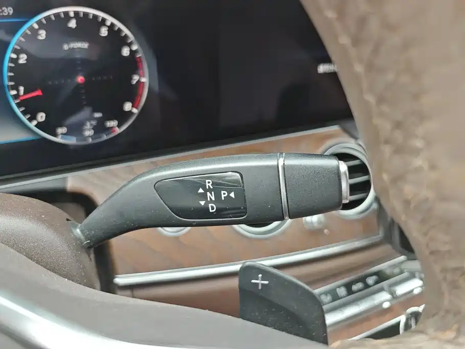 صورة 16 - Mercedes-Benz E-Class