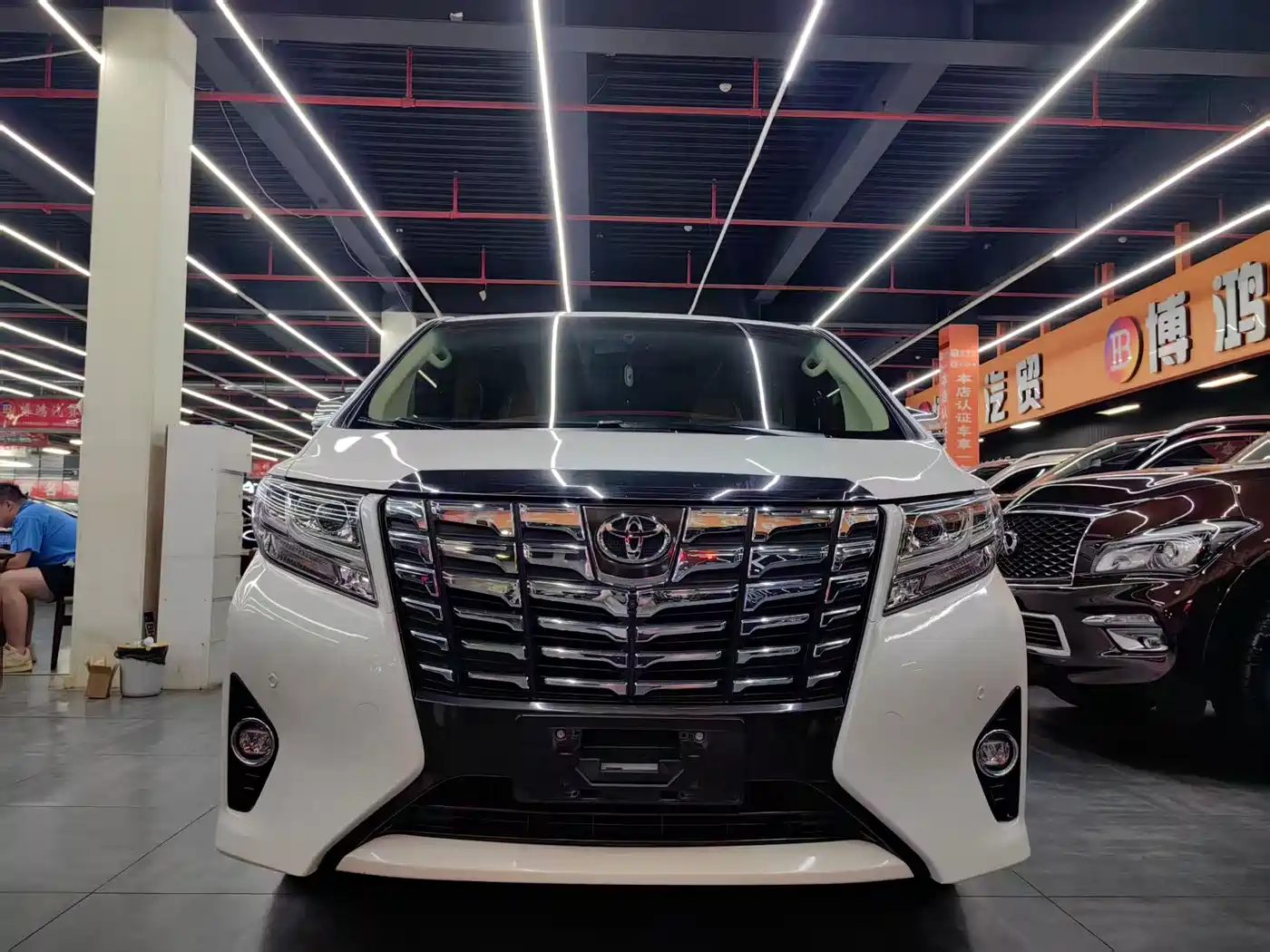 Toyota Alphard 2018 3.5L Luxury фото 2
