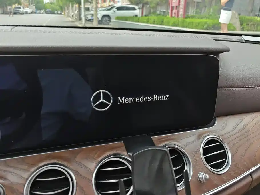 صورة 13 - Mercedes-Benz E-Class