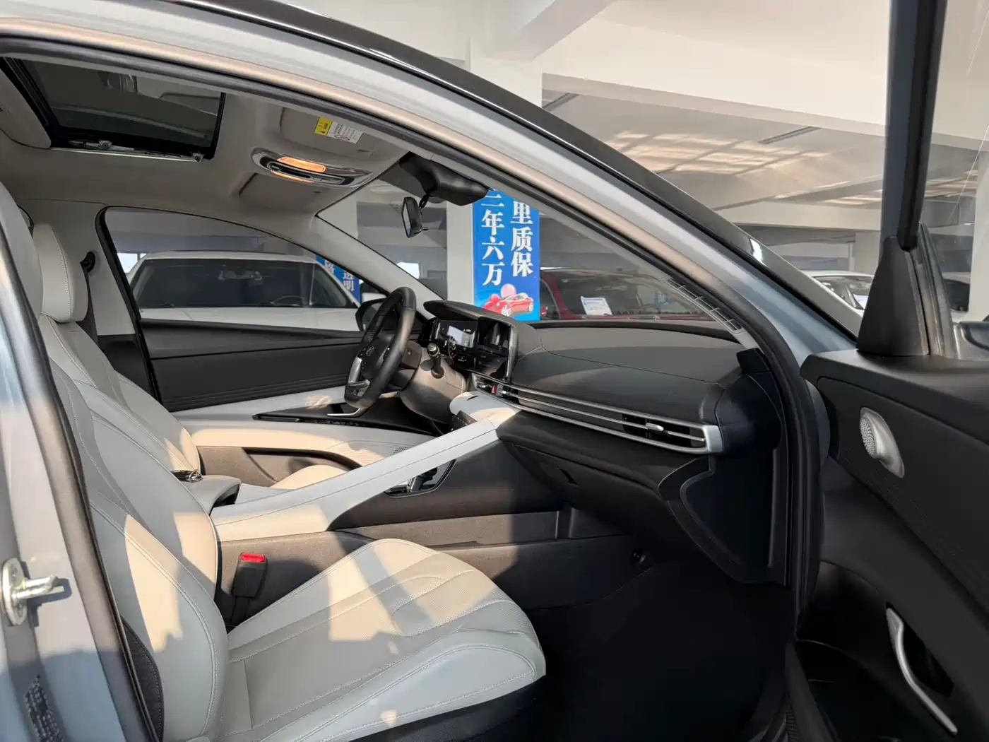 Hyundai Elantra 2022 1.5L CVT LUX Premium Edition фото 15