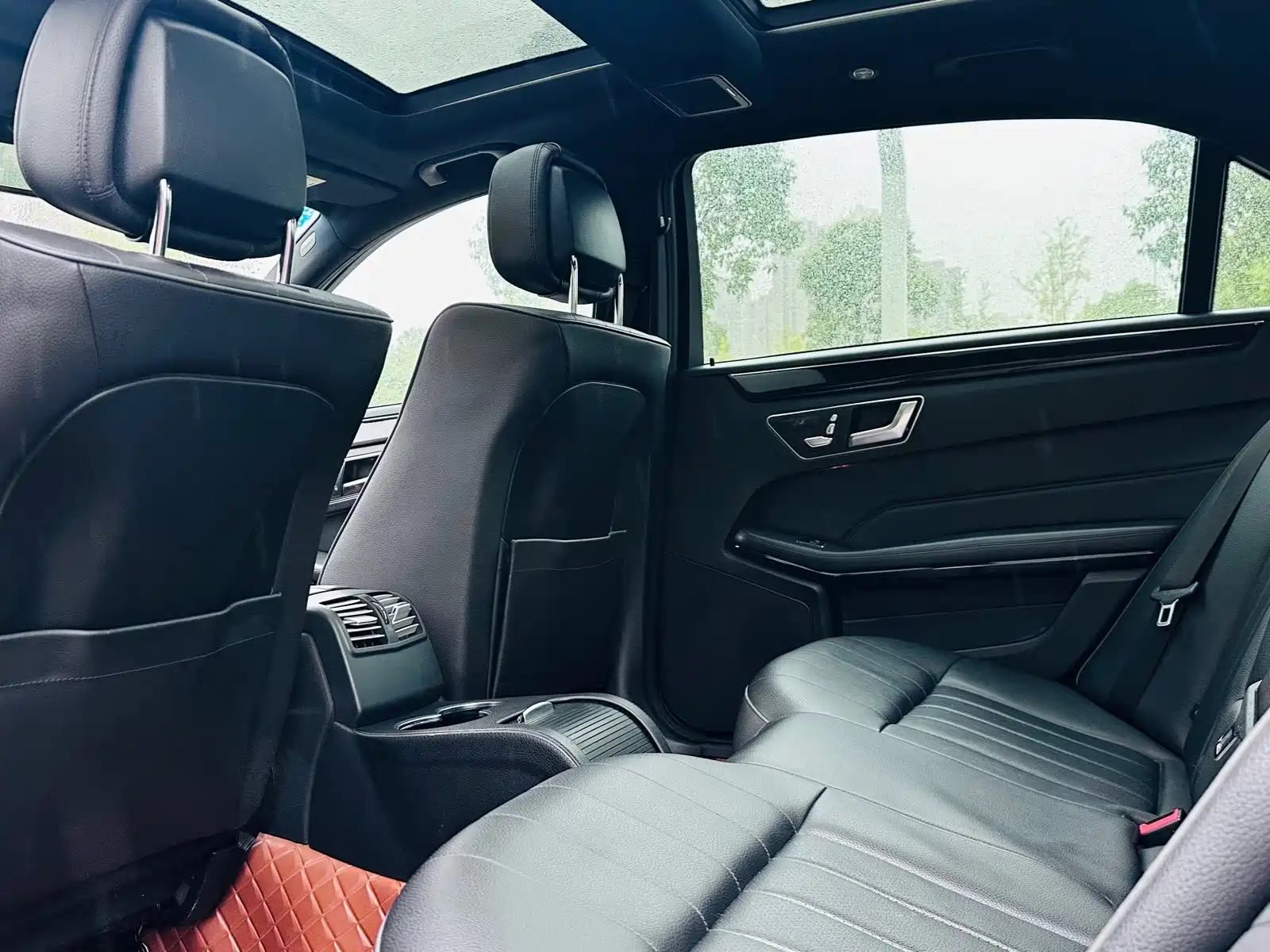 Фото 5 - Mercedes-Benz E-Class