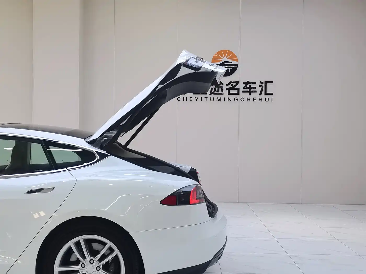 Photo 26 - Tesla Model S
