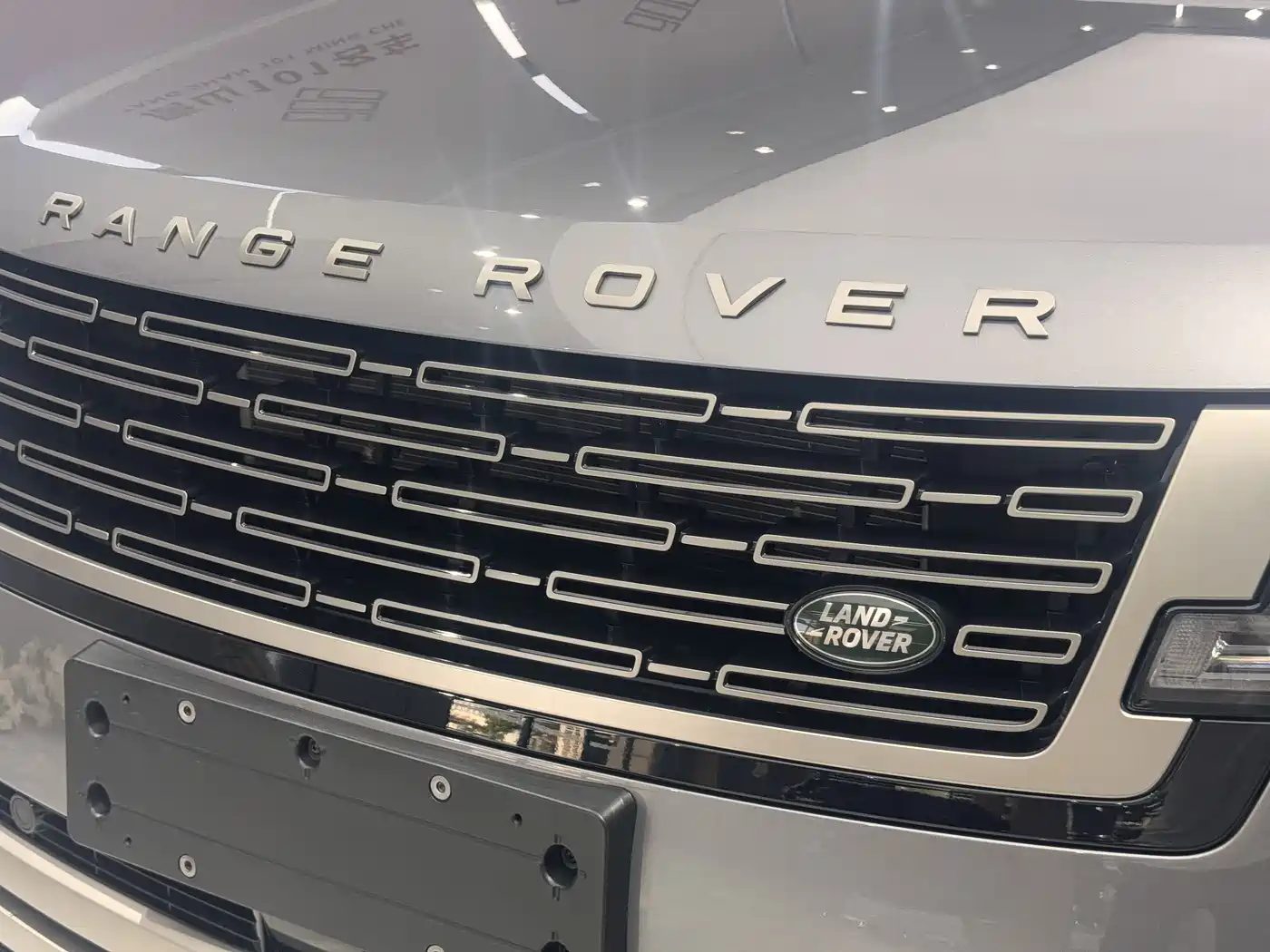 Land Rover Range Rover 2023 3.0 L6 360PS Golden Age Edition фото 4