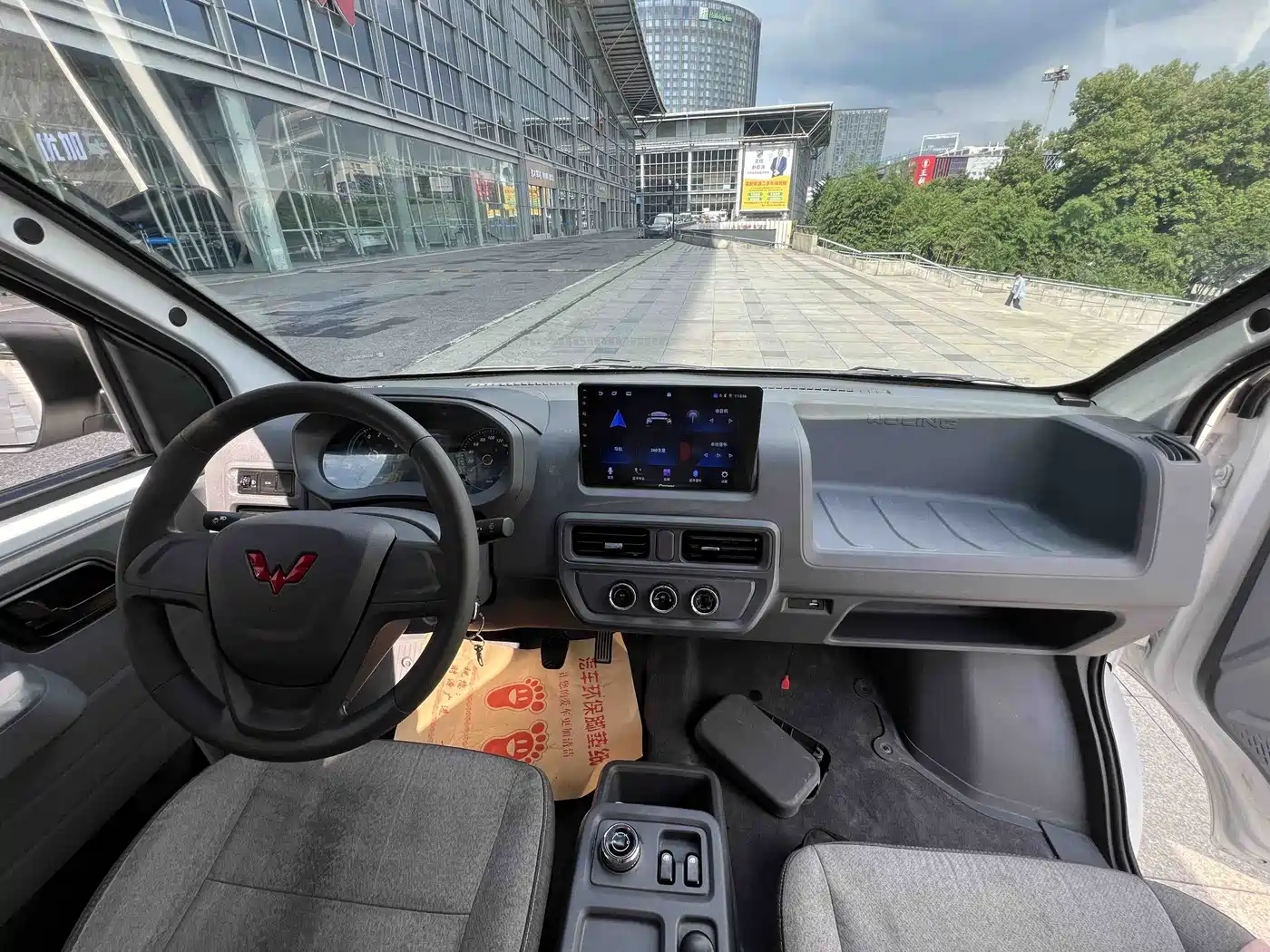 Wuling Motors Wuling Yangguang 2024 2024 300km Practical Enclosed Window Version 60kW