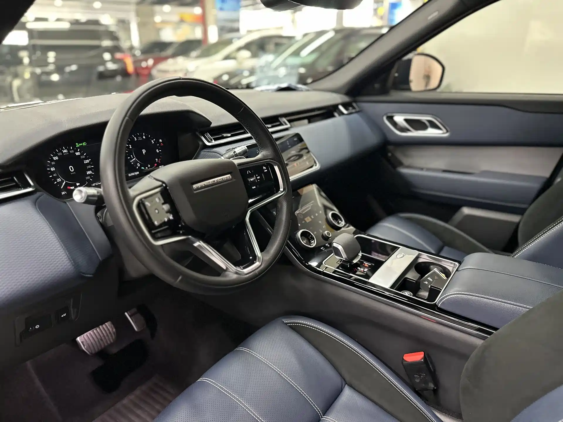 Фото 9 - Land Rover Range Rover Velar