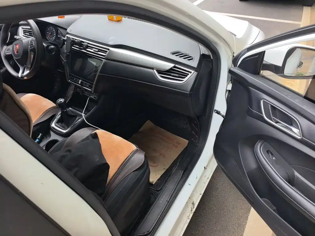 Roewe i5 2018 2019 1.5L Manual 4G-Connected Langyue Edition