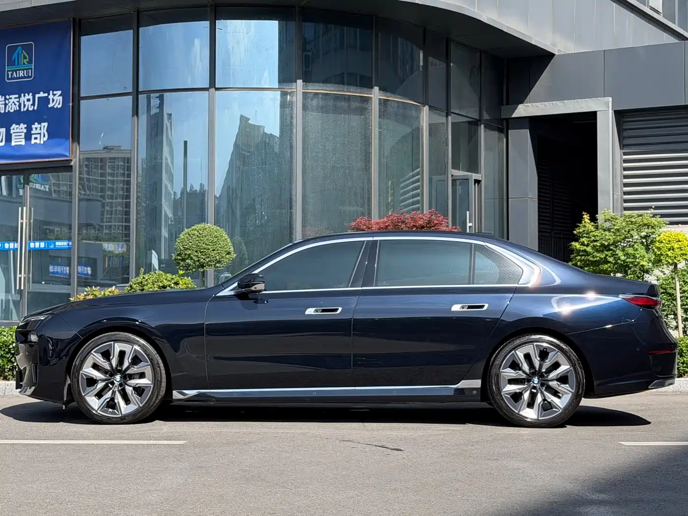 BMW 7 Series 2023 740Li Exclusive M Sport Package фото 5