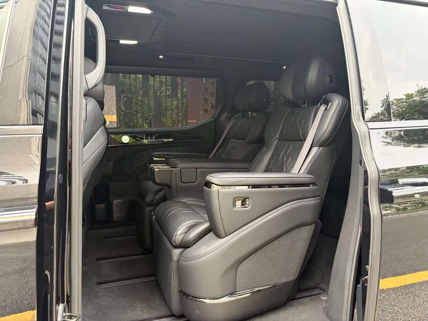 ZEEKR 009 2025 2024 6-seat Executive AWD 108kWh